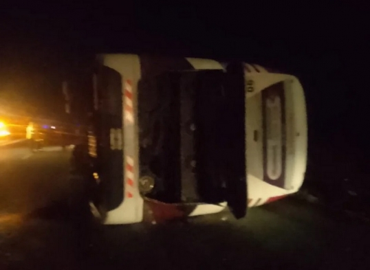 Un omnibus de pasajeros volcó en la Ruta 2, a la altura de Lezama mano a Mar de Plata