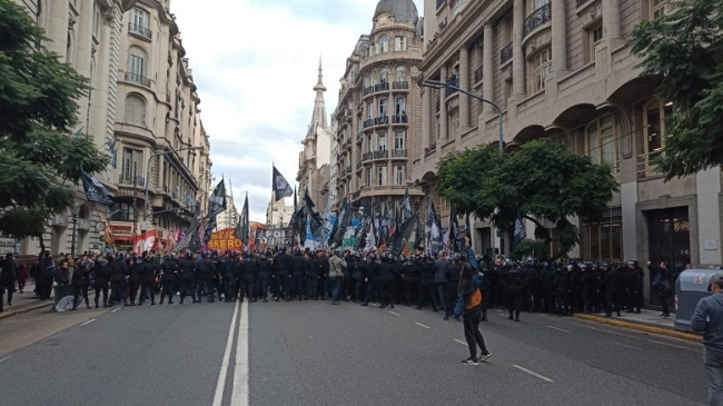 Reprimieron a trabajadores despedidos de Fate e hirieron a una diputa nacional