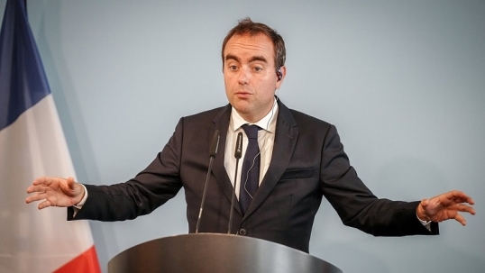 Francia: Presentó la renuncia el primer ministro Sébastien Lecornu