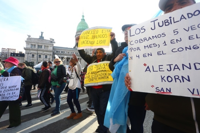 Marchan los jubilados al Congreso y los trabajadores del Hospital Garrahan
