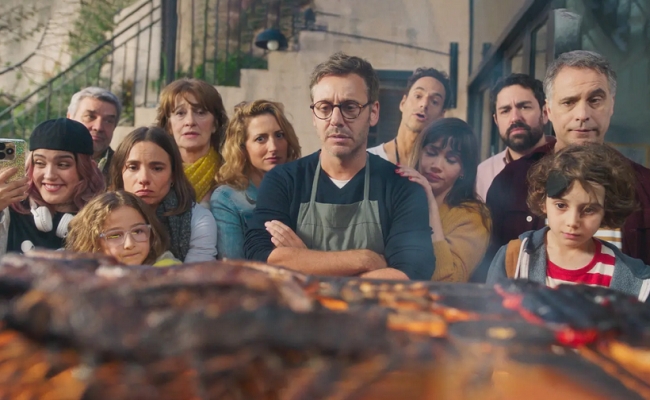 Llega a las salas del país el film «Papá x dos» con Benjamín Vicuña, Celeste Cid, Lucas Akoskin