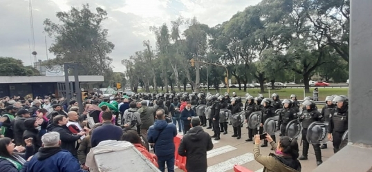 Gendarmería desalojó una protesta por los despidos en el INTI, en la av. General Paz