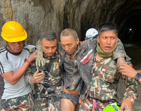 Nepal: Un hombre y una mujer fueron rescatados vivos tras el undécimo día de la riada