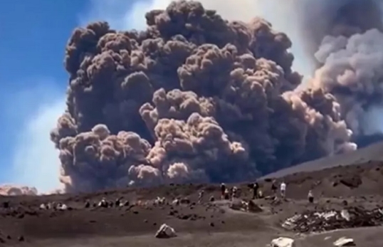 Italia: Nueva erupción con lava y explosiones del volcán ETNA