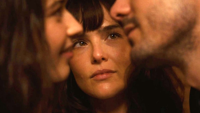Estrenan el film “The Threesome”, con Ruby Cruz, Jonah Hauer-King, Zoey Deutch