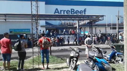 El frigorífico Arrebeef suspendió a casi 400 trabajadores tercerizados