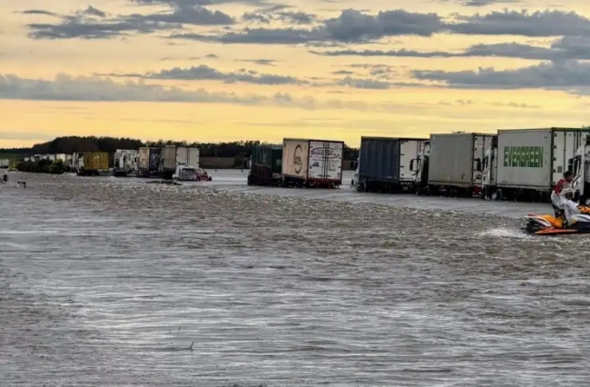 Vialidad Nacional liberó parte la Ruta 9 tras la inundación que afectó a la zona de Zárate-Campana