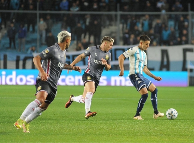 Liga Profesional de Fútbol: Racing juega el partido postergado ante Estudiantes de La Plata