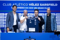 El entrenador Guillermo Barros Schelotto firmó el contrato con Vélez Sarsfield