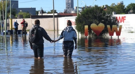 Ingeniero White sigue bajo el agua