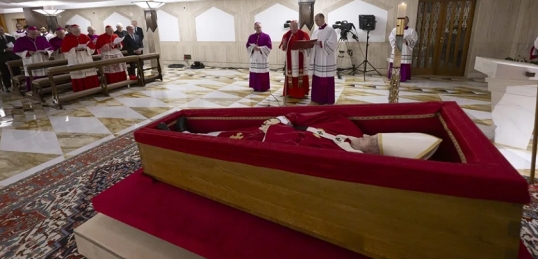 El Vaticano difundió las primeras imágenes del papa Francisco en el féretro