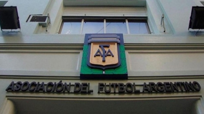 La AFA para el fútbol por la denuncia presentada por ARCA